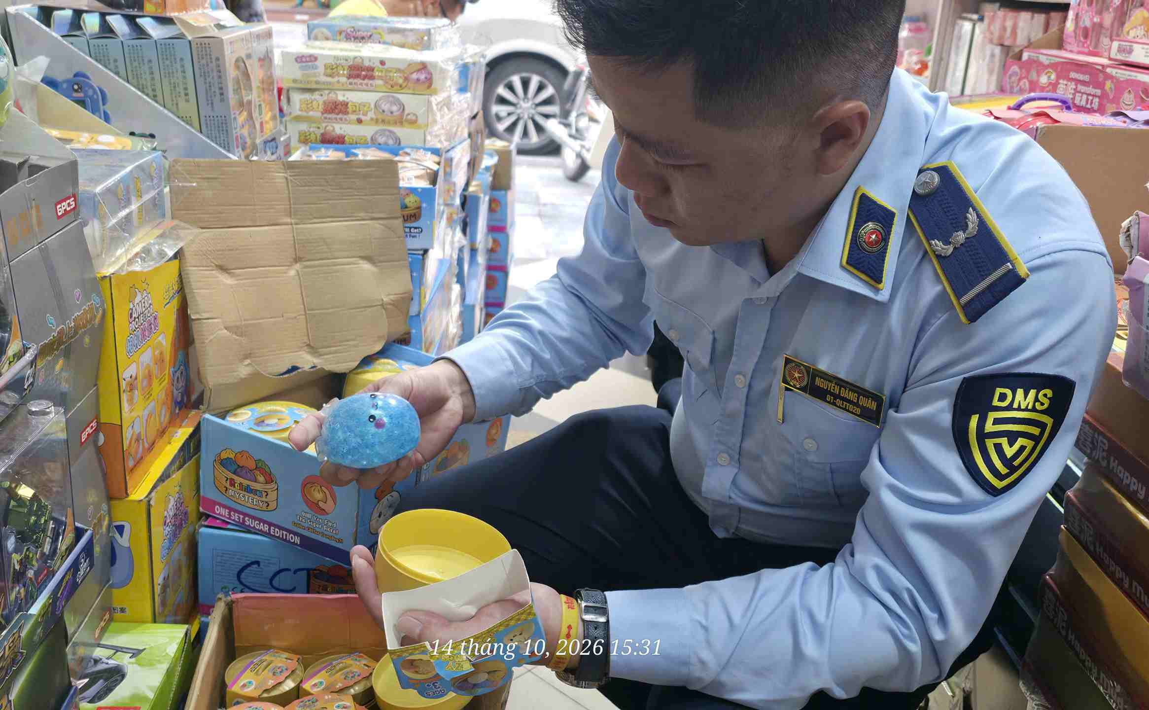 Store on Dong Xuan street discovered selling smuggled baby toys in the ...