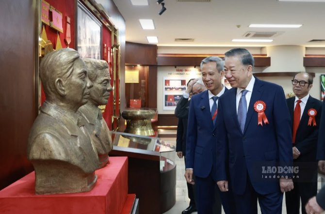 Tổng Bí thư, Chủ tịch nước Tô Lâm tham quan phòng truyền thống Đại học Bách khoa Hà Nội. Ảnh: Hải Nguyễn