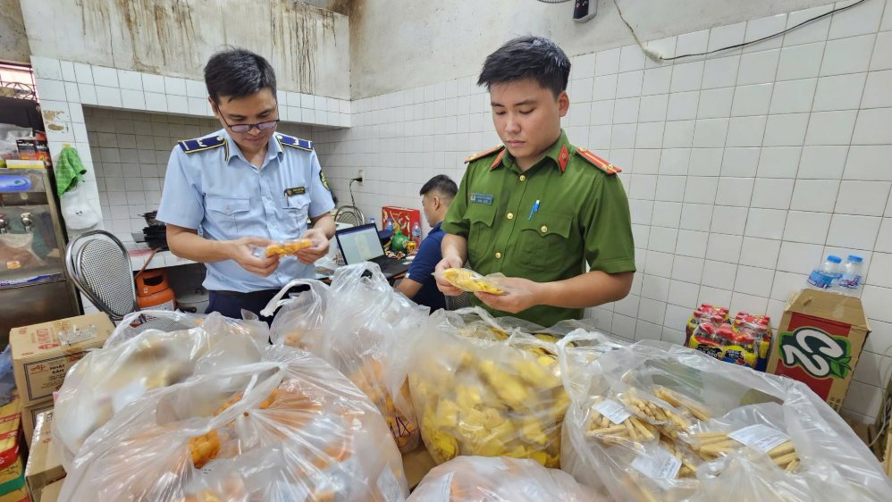 Lực lượng chức năng kiểm tra cơ sở vi phạm. Ảnh: Công an tỉnh Lạng Sơn