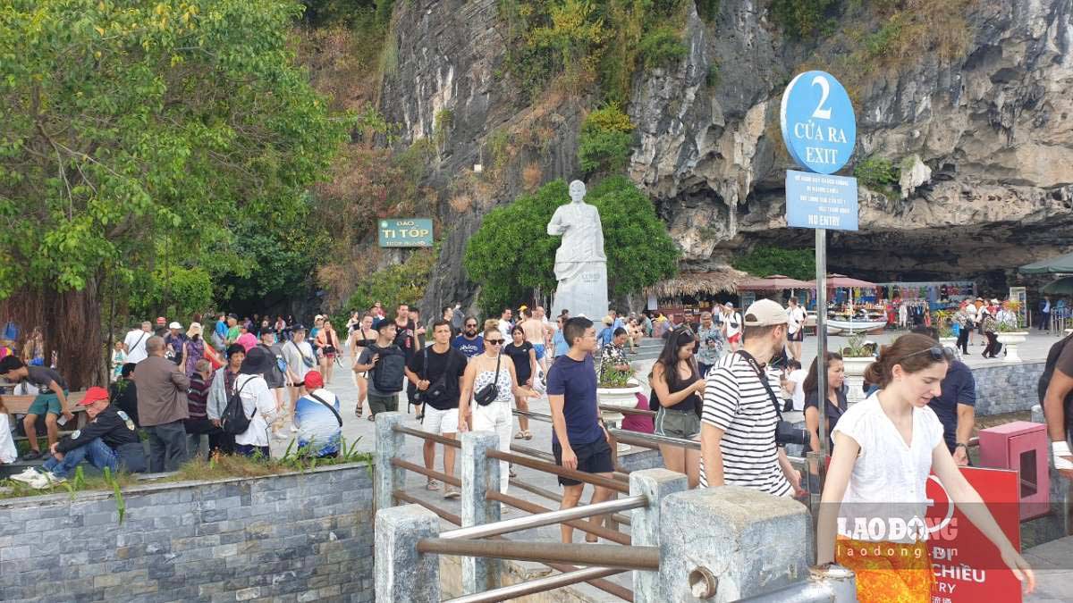 Đảo Ti Tốp - một trong những điểm du lịch thu hút đông du khách trên vịnh Hạ Long. Ảnh: Nguyễn Hùng