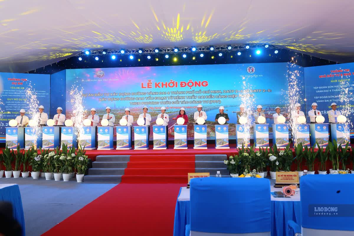 Các đại biểu thực hiện nghi thức khởi công dự án Vành đai 4. Ảnh: Huỳnh Du