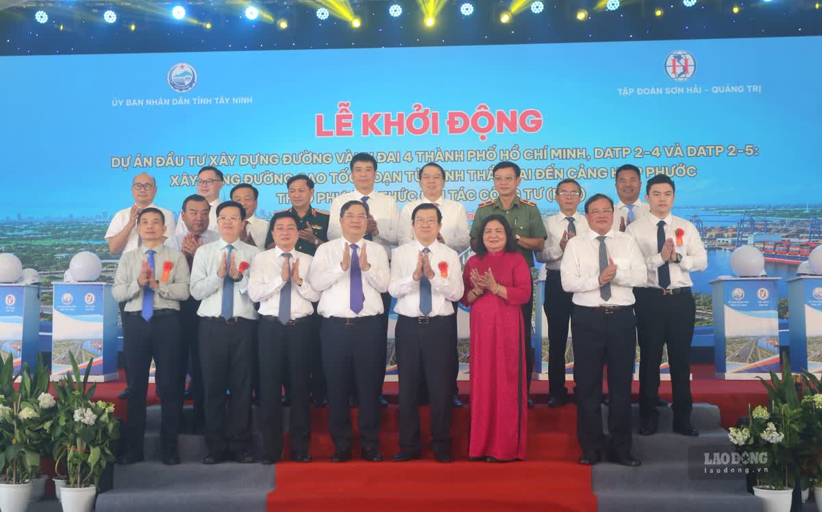 Lãnh đạo Trung ương và địa phương tại lễ khởi công ngày 15.10. Ảnh: Huỳnh Du