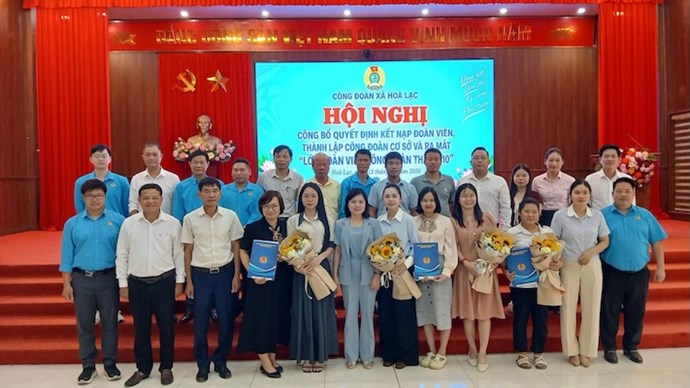 Công đoàn xã Hòa Lạc tổ chức công bố quyết định của Liên đoàn Lao động thành phố Hà Nội về kết nạp đoàn viên, thành lập công đoàn cơ sở và ra mắt Lớp đoàn viên Công đoàn tháng 10. Ảnh: Công đoàn xã