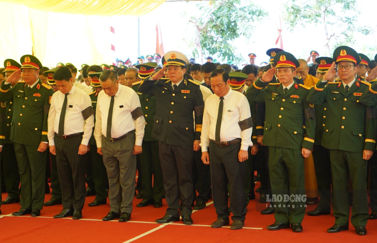 Sáng 15.10, TP Hải Phòng tổ chức lễ truy điệu, an táng 56 hài cốt liệt sĩ, đồng bào hy sinh, tử nạn được quy tập tại Mả Chìa, xã Vĩnh Bảo. Dự buổi lễ có đồng chí Trần Sỹ Thanh - Ủy viên Bộ Chính trị, Bí thư Trung ương Đảng, Chủ nhiệm Ủy ban Kiểm tra Trung ương. Cùng dự có đại diện các bộ, ban, ngành Trung ương; lãnh đạo TP Hải Phòng và đông đảo người dân. Ảnh: Mai Dung
