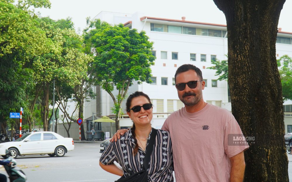Anh Pawel và chị Aga, du khách Ba Lan vô cùng ấn tượng với con phố phủ sắc trắng hoa. “Tôi đã rất bất ngờ khi đến con phố này, những bông hoa nhìn rất đẹp. Về cơ bản thì nó làm cho cả khu phố này đẹp hơn“, anh Pawel bày tỏ.