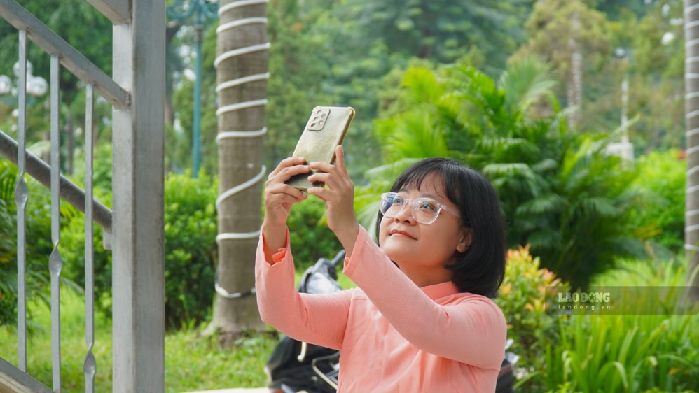 Nhân ngày thời tiết đẹp trời, chị Phương Linh (Phường Giảng Võ, Hà Nội) ra ngoài tham quan vẻ đẹp của Hà Nội và tận hưởng mùi hương của hoa sữa: “Hoa sữa đối với mình là một loài hoa đặc biệt. Mỗi khi đi làm về trên những cung đường, dù mệt mỏi nhưng chỉ cần ngửi được mùi hương của hoa sữa, mình cũng cảm thấy vui hơn một chút”, chị Linh chia sẻ.