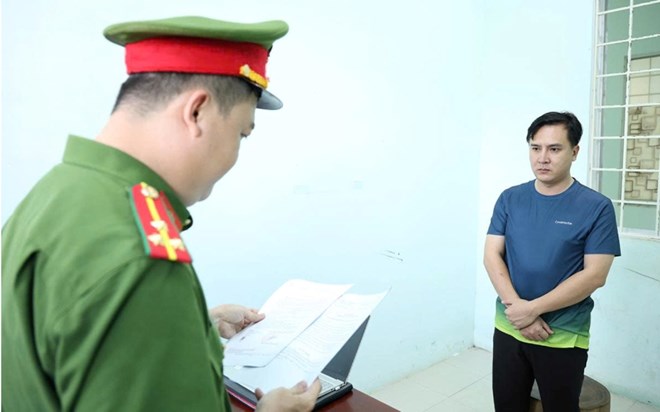 Khởi tố giám đốc phòng giao dịch ngân hàng lừa đảo vay tiền đem trả nợ rồi bỏ trốn
