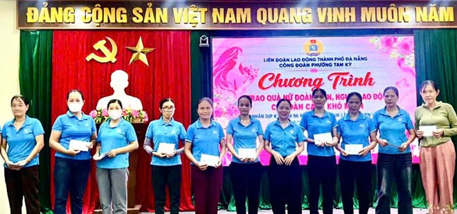 Công đoàn phường Tam Kỳ, Đà Nẵng trao 120 suất quà cho nữ đoàn viên khó khăn. Ảnh: Công đoàn Tam Kỳ
