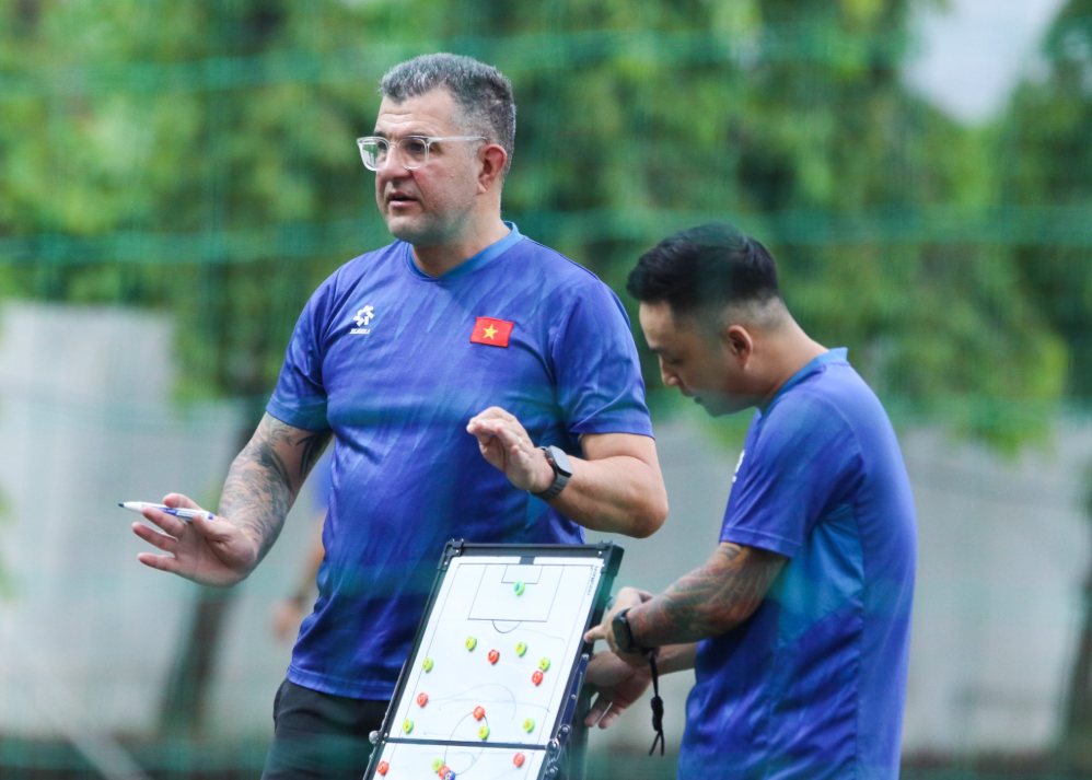 Huấn luyện viên Cristiano Roland nhấn mạnh yêu cầu hoàn thiện thể lực và chiến thuật trước khi U17 Việt Nam bước vào sân chơi thế giới. Ảnh: VFF
