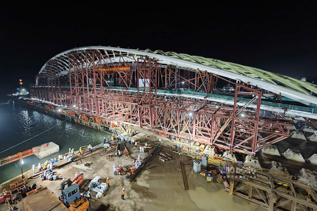 Launching the steel arch span of the Saigon River pedestrian bridge ...