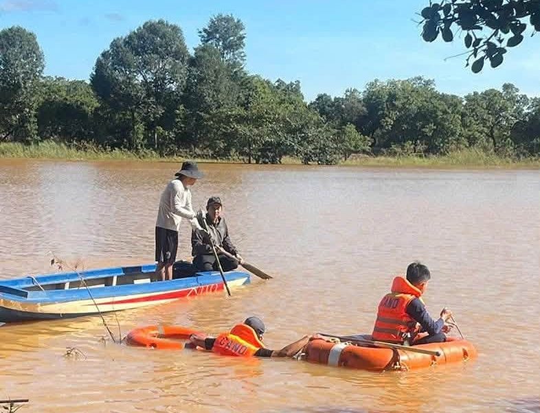 Fishing with friends, 13-year-old child in Van Don drowned and died