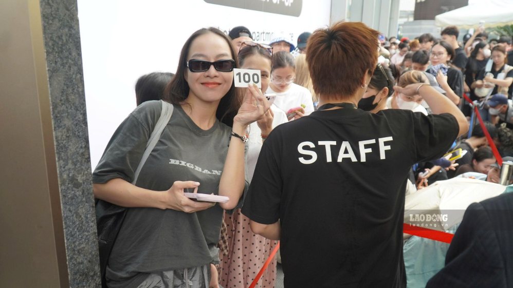 Fan có mặt từ tối hôm trước để xếp hàng chờ mua merchandise. Ảnh: Minh Chính