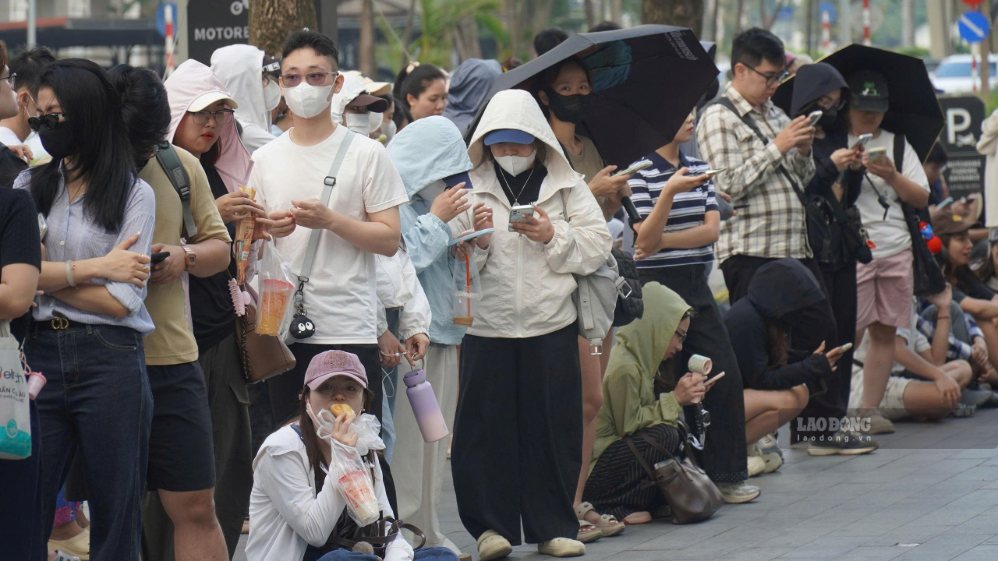 Dòng người đội nắng nối đuôi nhau ở khu vực cổng Đào Tấn. Ảnh: Minh Chính