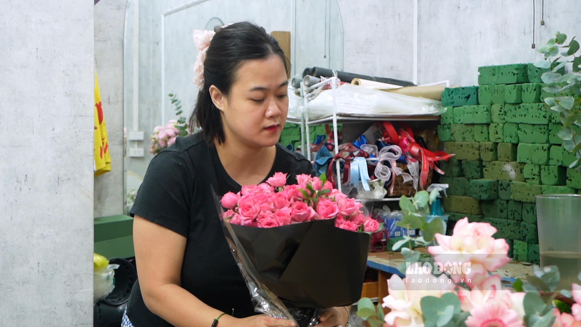 Hanoi fresh flower market awaits increased purchasing power on October 20th