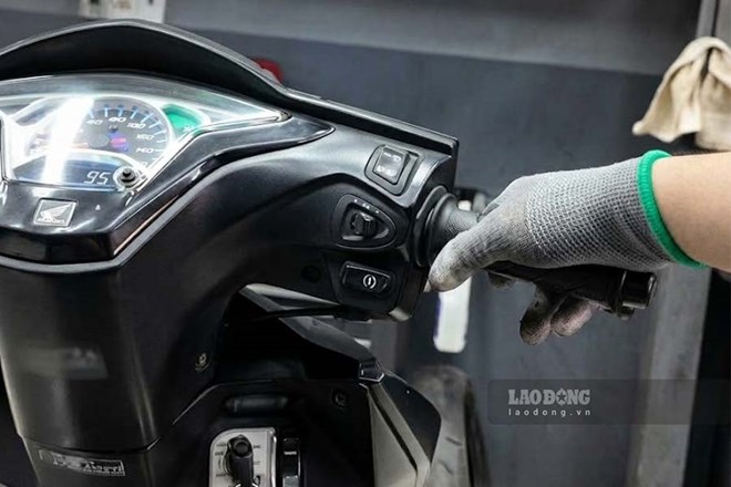Excessive wear of motorcycle brake pads can scratch the brake disc surface