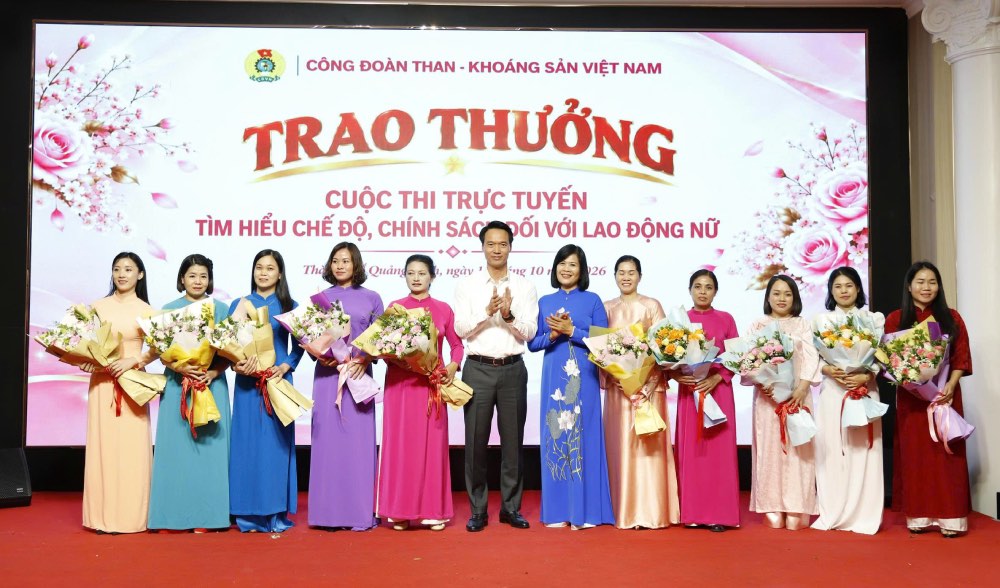 Công đoàn TKV trao thưởng cho đại diện 8 tập thể đạt giải A, B và 10 cá nhân đạt giải A cuộc thi trực tuyến “Tìm hiểu chế độ, chính sách đối với lao động nữ“. Ảnh: Công đoàn TKV