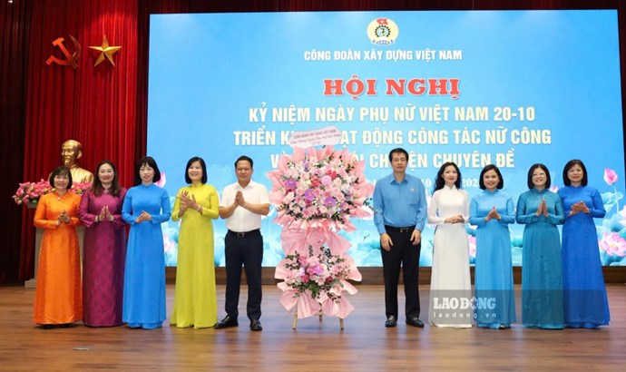 Ông Phạm Hoài Phương - Chủ tịch Công đoàn Xây dựng Việt Nam (thứ 5 từ phải sang) tặng hoa chúc mừng các cán bộ công đoàn nữ nhân Ngày Phụ nữ Việt Nam 20.10. Ảnh: Huyền Linh