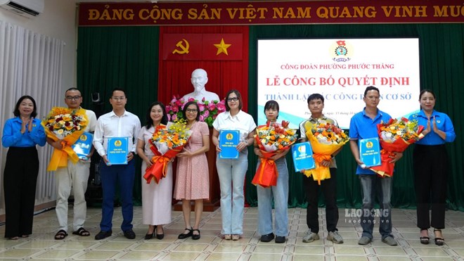 Công đoàn phường Phước Thắng trao quyết định và chúc mừng 5 Công đoàn cơ sở mới thành lập chiều 15.10. Ảnh: Thành An
