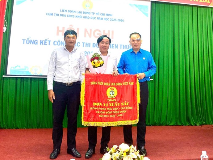 Trao cờ thi đua Tổng LĐLĐ Việt Nam cho tập thể thuộc khối giáo dục đạt thành tích trong năm học 2025-2026 ngày 15.10. Ảnh: Tổ 5 LĐLĐ TPHCM