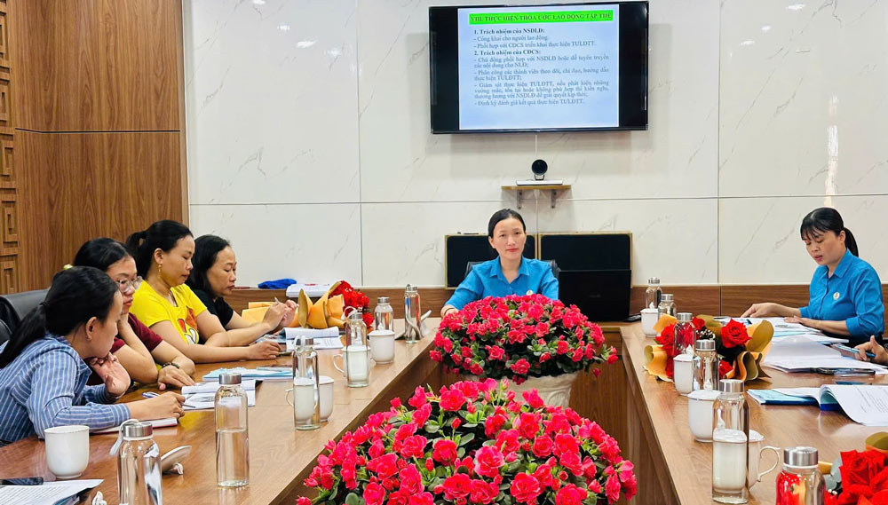 Grassroots trade union in Da Nang presents gifts to female union ...