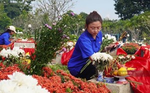 Young people invite each other to the martyrs' cemetery, "to tell uncles and aunts about today's beautiful Ho Chi Minh City