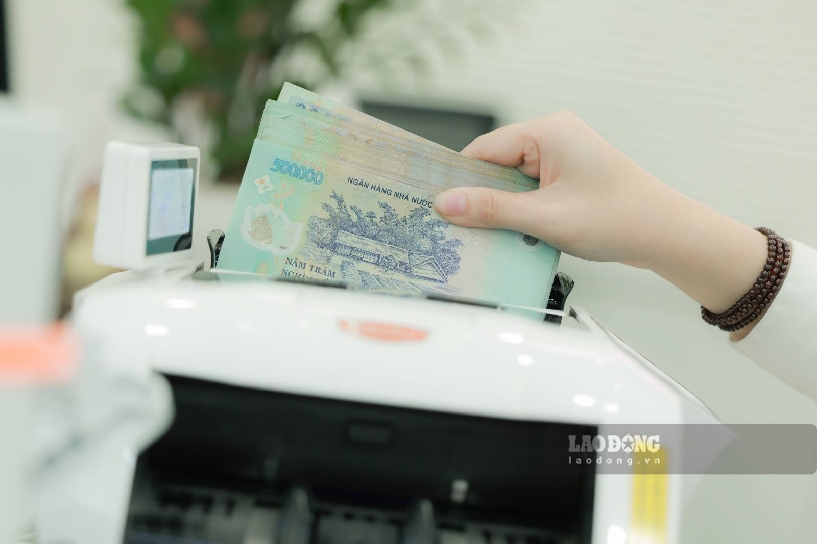 Deposit 700 million VND for 6 months, receive an interest rate of 9.4%/year