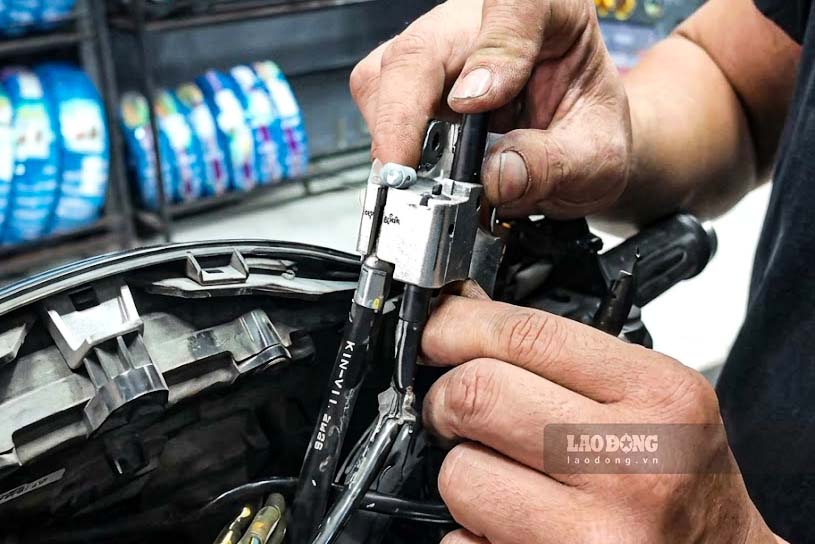 Motorcycle squeezes the brakes but cannot start, need to check this detail