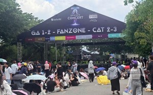 Audiences line up for kilometers to check in to the Tinh Ha say hi and Anh Trai Vuot Ngan Chong Gai concerts
