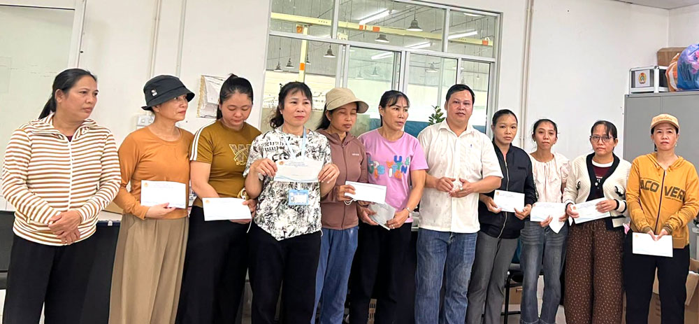 Grassroots trade union in Da Nang presents gifts to female union ...