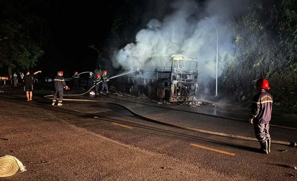 Truck suddenly catches fire fiercely on provincial road 542C