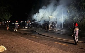 Passenger car carrying 20 people to Sa Pa catches fire on National Highway 4D
