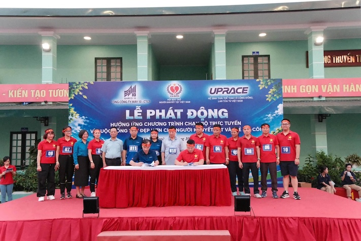 Đại diện May 10 và Hội Bảo trợ người khuyết tật Việt Nam ký biên bản ghi nhớ hợp tác giới thiệu cơ hội việc làm cho người khuyết tật sau đào tạo nghề. Ảnh: May 10