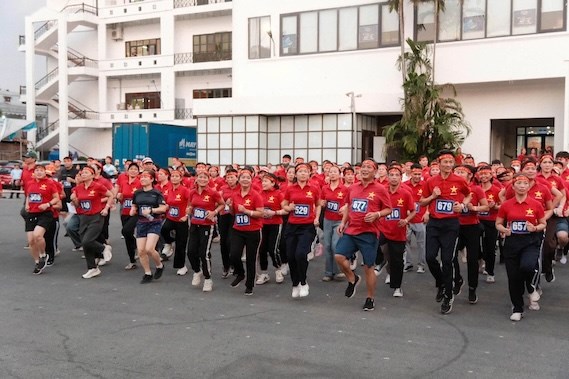 Cán bộ, đoàn viên, người lao động May 10 tham gia "May 10 – Sải bước vì một Việt Nam vươn mình”. Ảnh: May 10