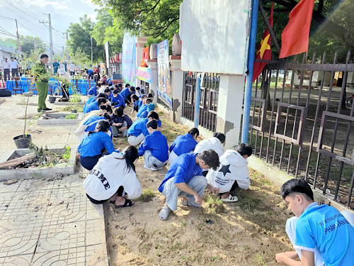 Launching environmental sanitation campaign, eliminating black spots of ...