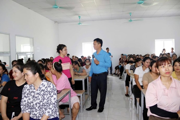 Lãnh đạo LĐLĐ tỉnh Tuyên Quang trực tiếp quán triệt các nội dung cốt lõi của Nghị quyết Đại hội XIV Công đoàn Việt Nam tới đoàn viên, người lao động. Ảnh: LĐLĐ Tuyên Quang