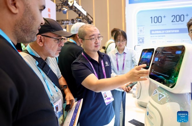 Trung Quốc ứng dụng công nghệ AI, robot chăm sóc người cao tuổi