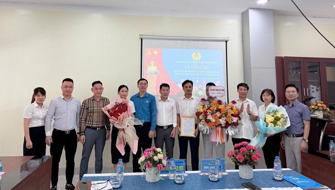 Công đoàn phường Hạc Thành kết nạp đoàn viên mới trong tháng 6. Ảnh: Công đoàn Thanh Hoá