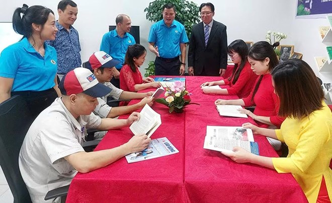 Người lao động đọc sách báo trong giờ giải lao tại Điểm sinh hoạt Văn hóa Công nhân Công ty TNHH Nippon Paint Việt Nam (Hà Nội). Ảnh: Ngọc Ánh