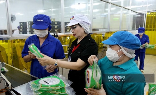Anh hùng Lao động, Tổng Giám đốc Safoco Phạm Thị Thu Hồng (thứ hai từ trái qua) cùng công nhân kiểm tra sản phẩm. Ảnh: Nam Dương