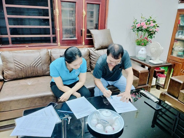 Người dân dần thay đổi thói quen nhận chế độ BHXH từ tiền mặt sang chuyển khoản. Ảnh: BHXH Lạng Sơn