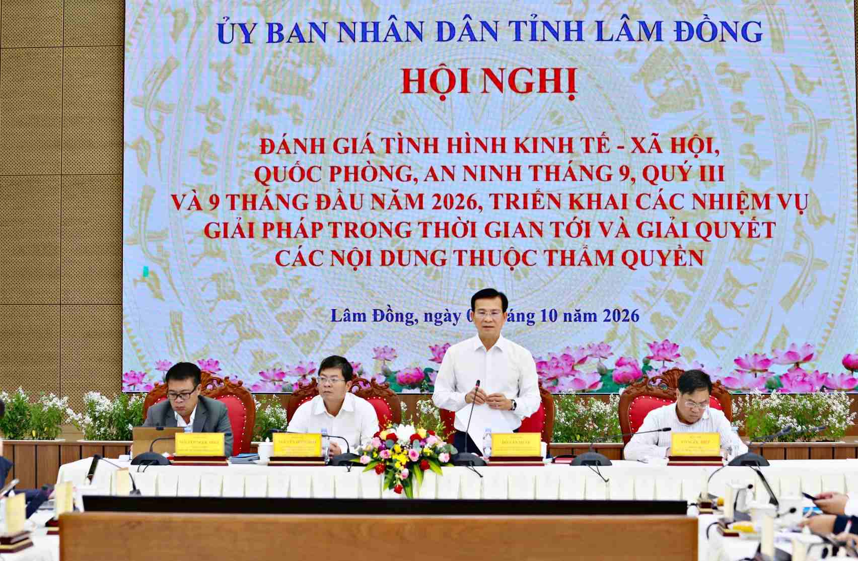 Ông Hồ Văn Mười - Ủy viên Ban Chấp hành Trung ương Đảng, Chủ tịch UBND tỉnh Lâm Đồng điều hành hội nghị sơ kết tình hình phát triển kinh tế - xã hội 9 tháng của tỉnh. Ảnh: Lê Thành (chụp sáng 2.10)