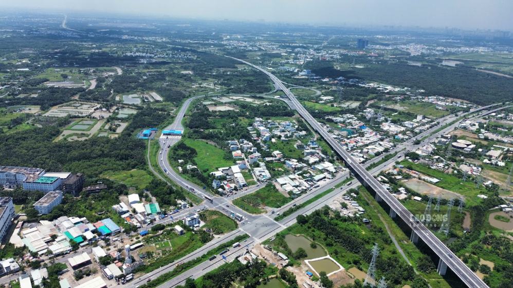 Toàn cảnh cao tốc Bến Lức - Long Thành đi qua khu Nam TPHCM ngày 1.10. Ảnh: Anh Tú