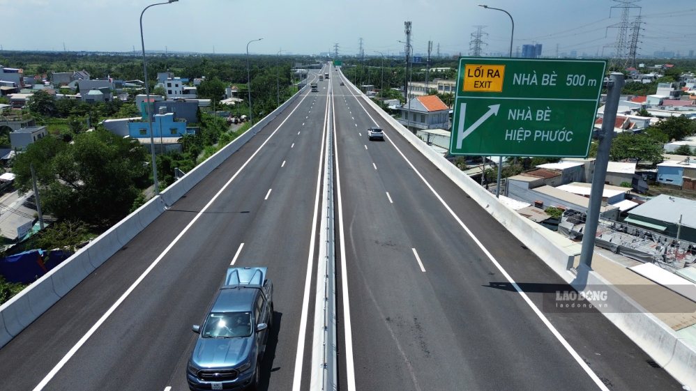 Các phương tiện lưu thông thuận lợi trên cao tốc Bến Lức - Long Thành. Ảnh: Anh Tú