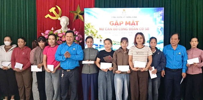 Công đoàn xã Thăng Bình, Đà Nẵng trao quà hỗ trợ nữ đoàn viên, người lao động khó khăn. Ảnh: Công đoàn Thăng Bình