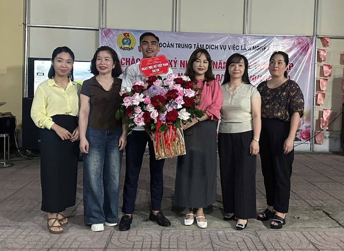 Giải bóng chuyền và bữa cơm công đoàn gắn kết người lao động tại Trung tâm Dịch vụ việc làm Nghệ An. Ảnh: Công đoàn Nghệ An