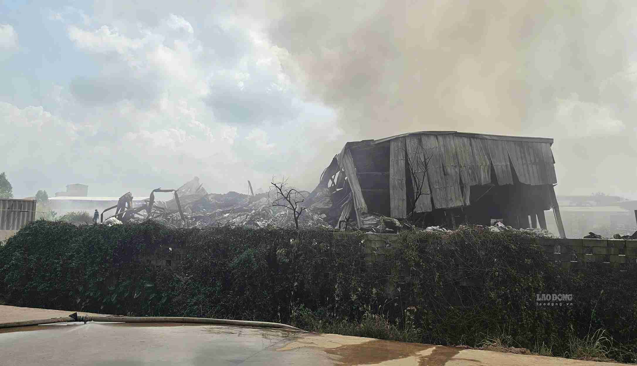 Verifying and clarifying the cause of the fire in the scrap yard area ...