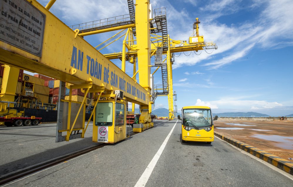 Một góc bãi container Cảng Đà Nẵng, nơi quy trình vận hành ngày càng thông minh nhờ các sáng kiến chuyển đổi số của người lao động. Ảnh: Cảng Đà Nẵng
