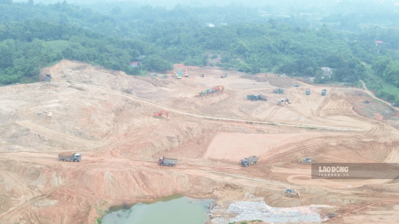 Máy móc được huy động phục vụ thi công tại khu vực triển khai Khu công nghiệp Phú Xuân, xã Gia Phú. Ảnh: Đinh Đại