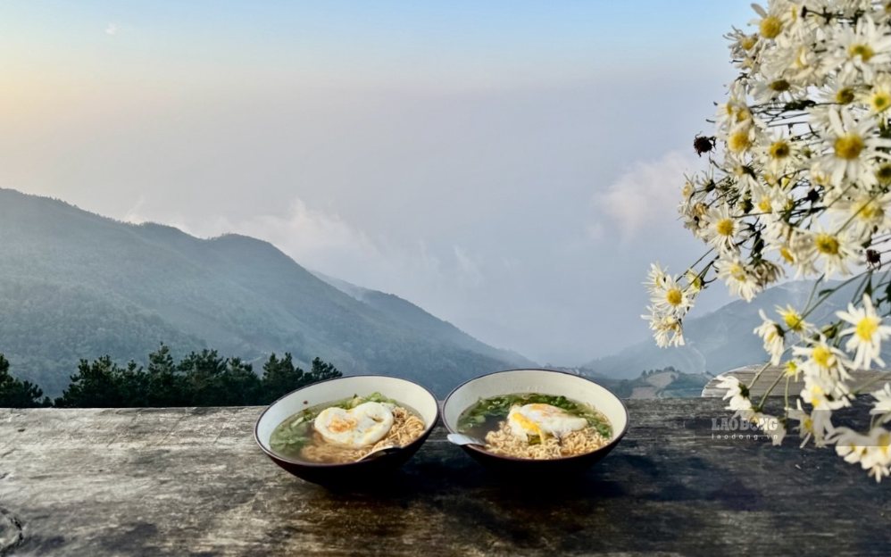 Bát mì tôm trứng ở view triệu đô.