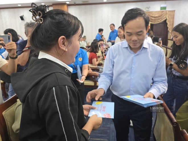 Ủy viên Bộ Chính trị, Bí thư Thành ủy TPHCM Trần Lưu Quang gặp mặt, tặng quà Tết Bính Ngọ 2026 cho công nhân lao động TPHCM. Ảnh: Nam Dương